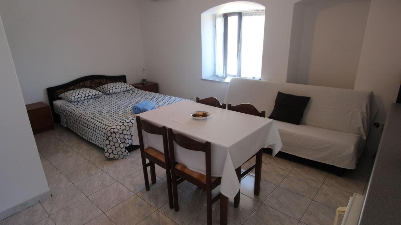 Apartments Eva Malinska Extérieur photo