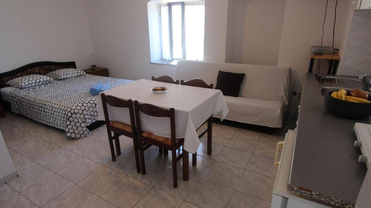 Apartments Eva Malinska Extérieur photo