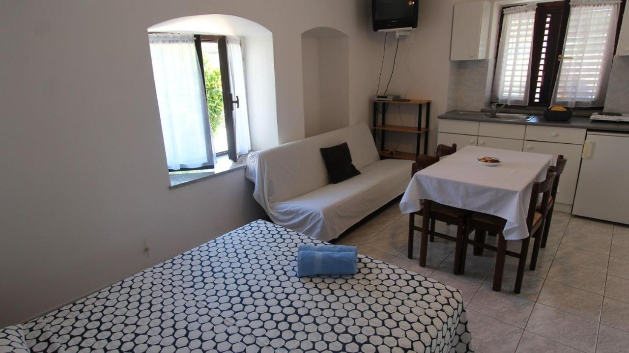 Apartments Eva Malinska Extérieur photo