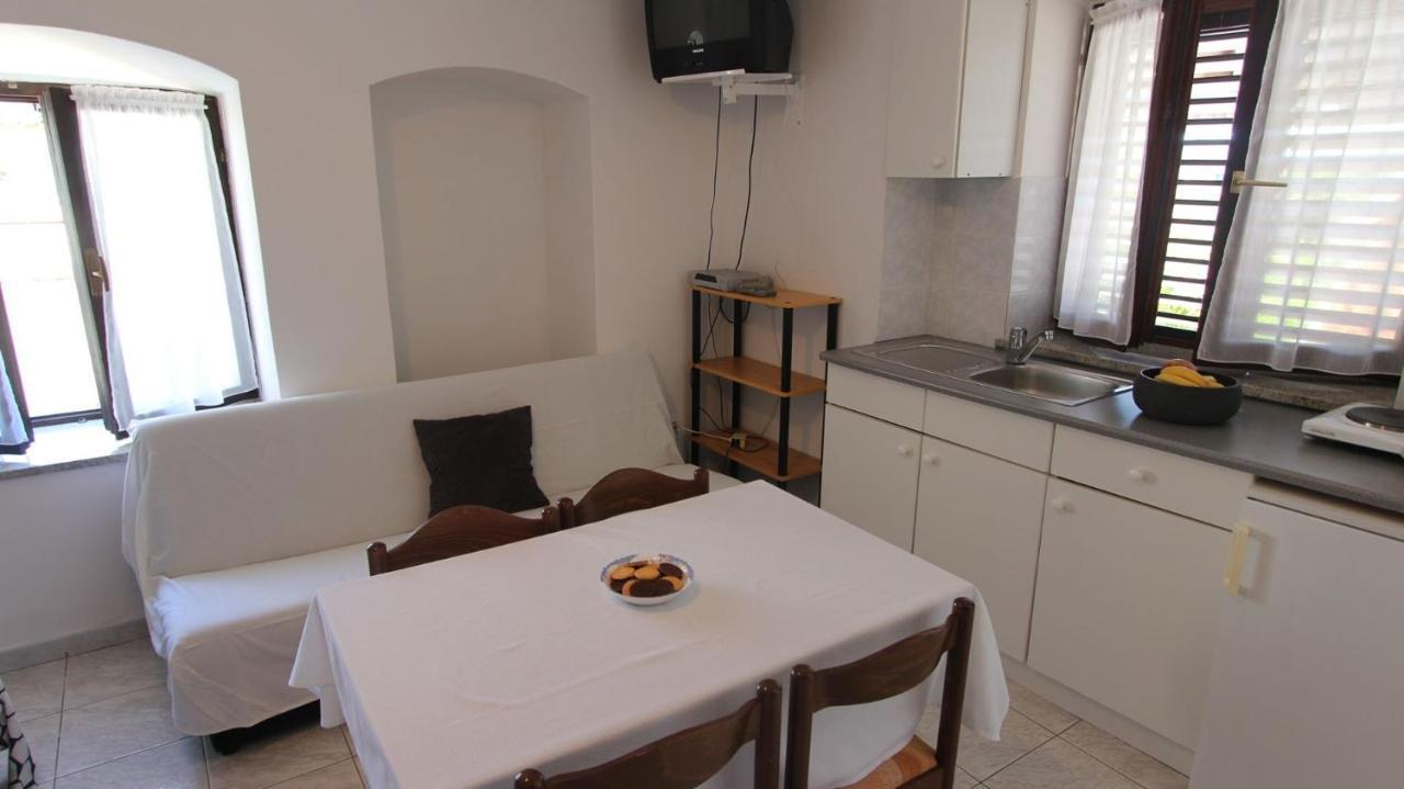 Apartments Eva Malinska Extérieur photo