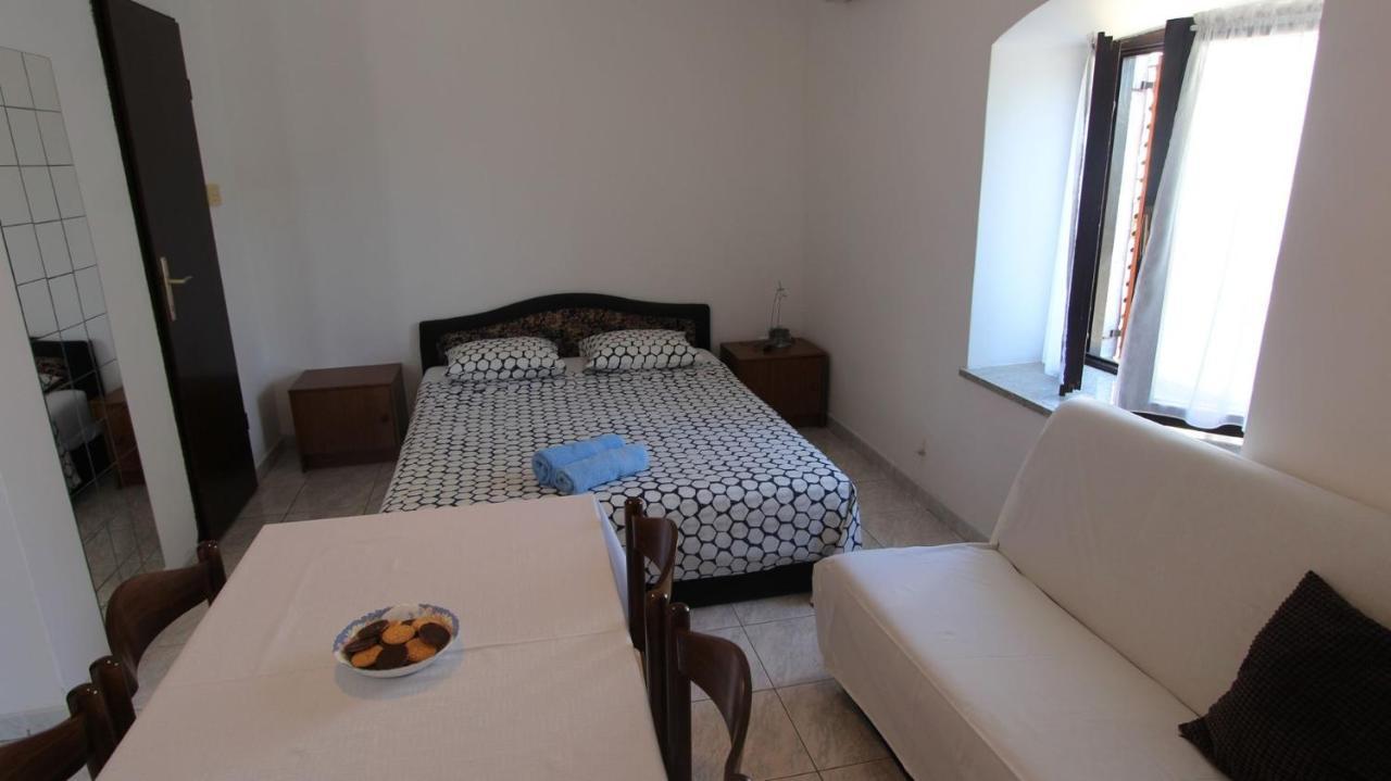 Apartments Eva Malinska Extérieur photo